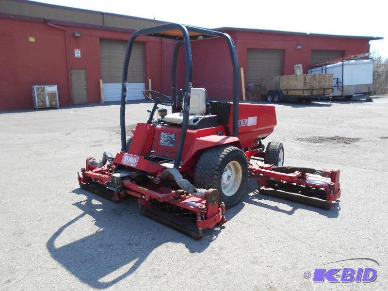 lot 2 image: Toro Reelmaster 450-D Lawn Mower. 137 cut. Runs. NO RESERVE