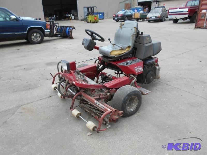 lot 5 image: Toro Greensmaster 3100 Lawn Mower. Runs.