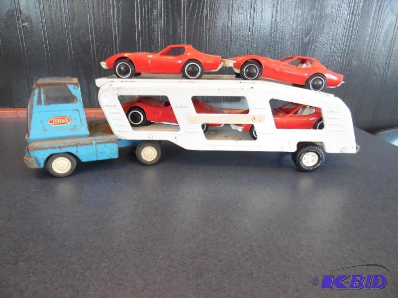 lot 10 image: Vintage Tonka car hauler with cars