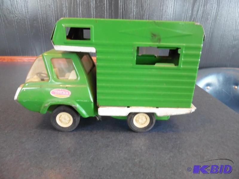 lot 11 image: Vintage Tonka truck with camper