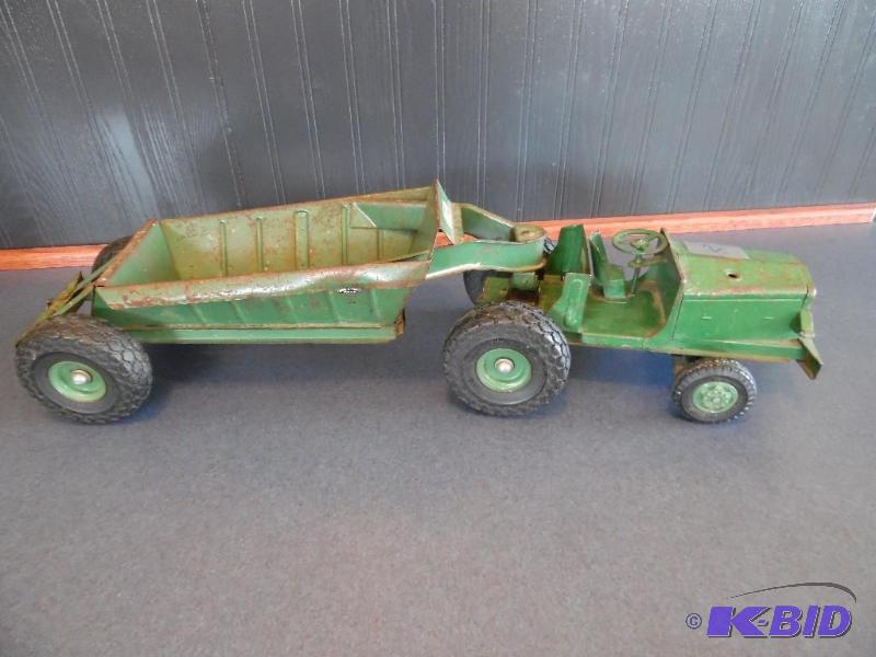 lot 2 image: Tonka Tractor and Trailer