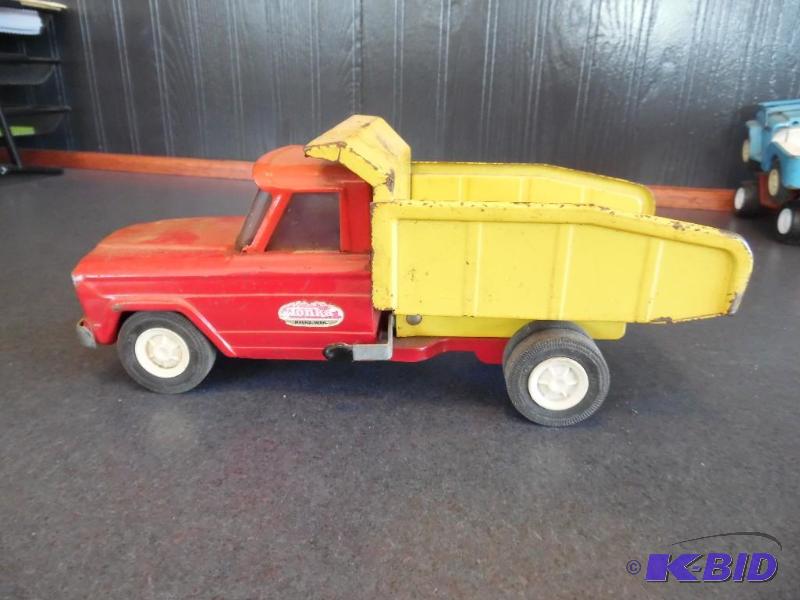 lot 20 image: Vintage Tonka dump truck