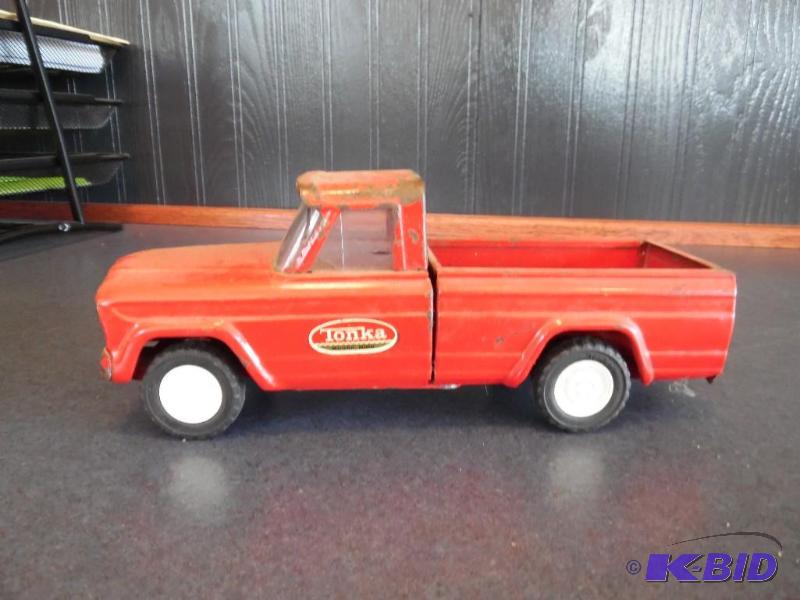 lot 21 image: Vintage Tonka truck