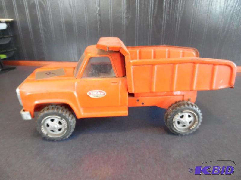 lot 4 image: Vintage Tonka dump truck