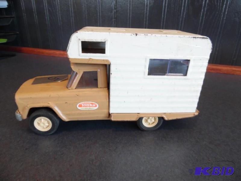 lot 5 image: Vintage Tonka pickup with camper