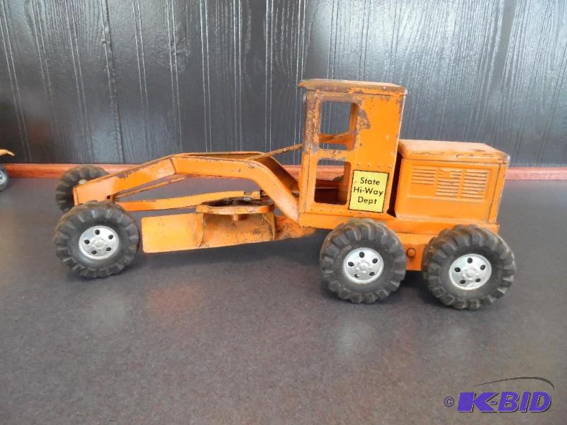 lot 7 image: Vintage Tonka road grader