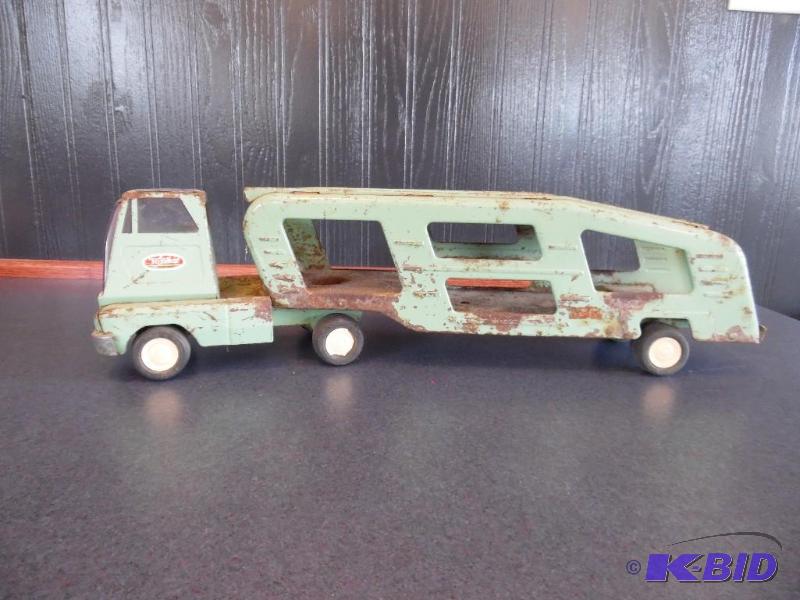 lot 8 image: Vintage Tonka car hauler