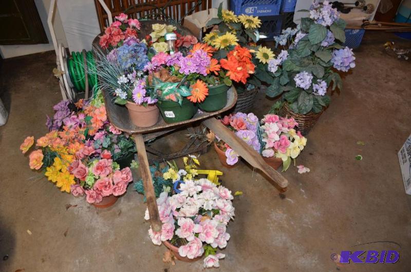 lot 101 image: Large group of plastic flowers...