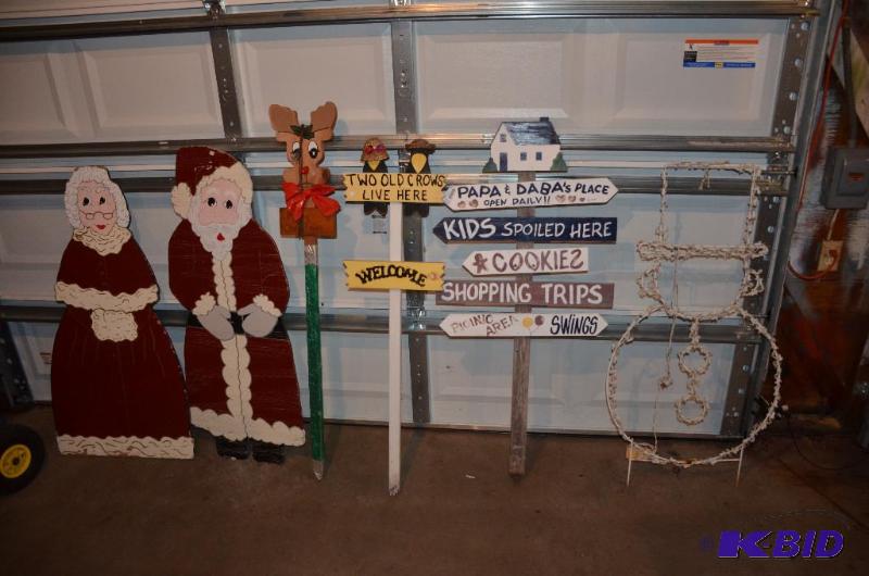 lot 102 image: Lawn decor - Mr. & Mrs Santa, snow man, R...