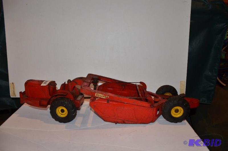 lot 112 image: Doepke Heilner toy earth mover  scrapper 28&...