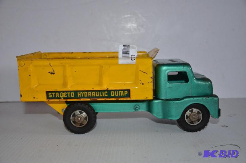 lot 113 image: Vintage Structo Hydralic Dump truck - metal t...