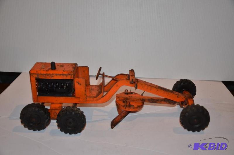 lot 120 image: Structo Toys metal road grader...