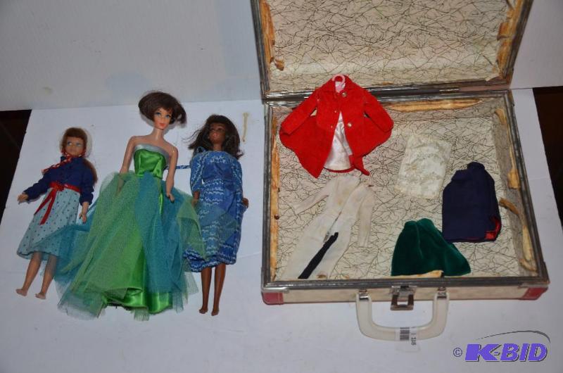 lot 138 image: Barbie Skipper 1963, Midge 1962, Barbie 1966 ...