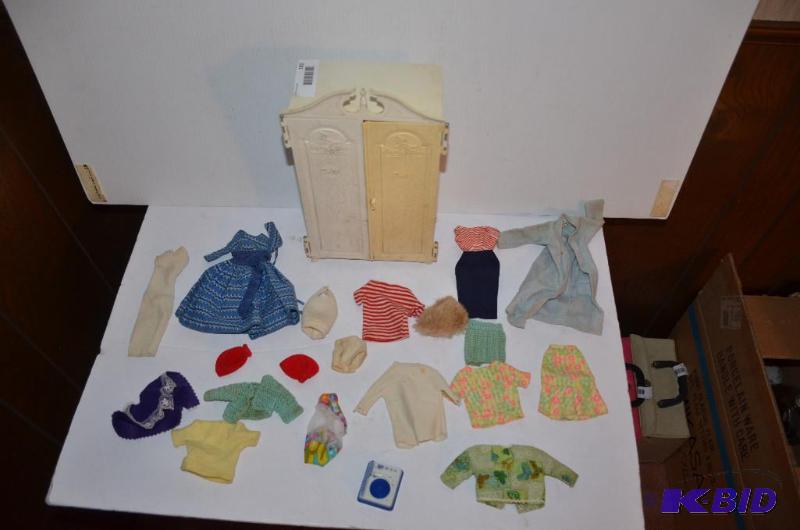 lot 165 image: Vintage 1963 Mattel Barbie Susy Goose wardobe...