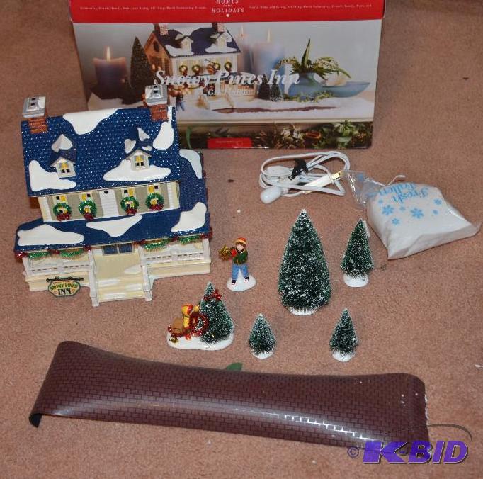 lot 176 image: Department 56 Snowy Pines Inn gift set - Chri...