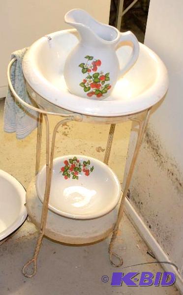 lot 186 image: Antique wash basin stand with original metal ...