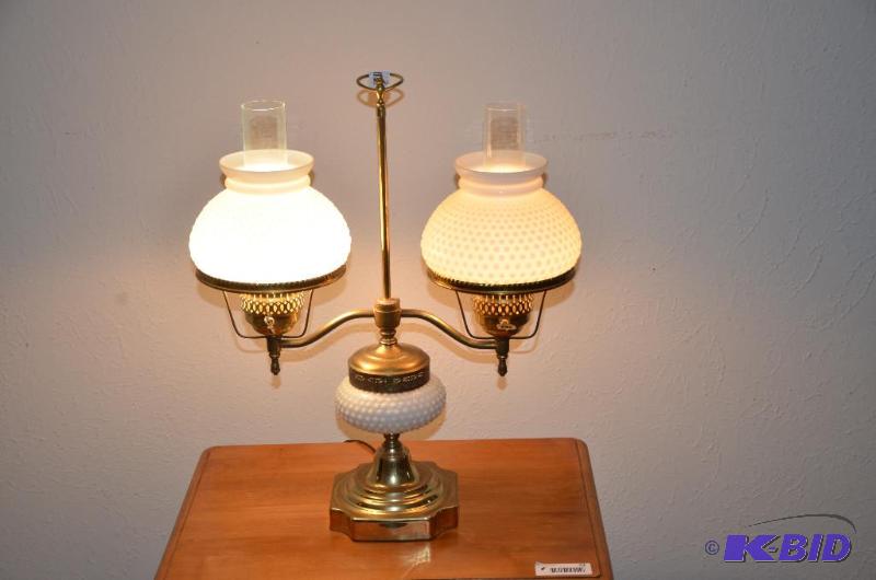 lot 19 image: Double Hobnail Vintage lamp 20x24. Not sure i...