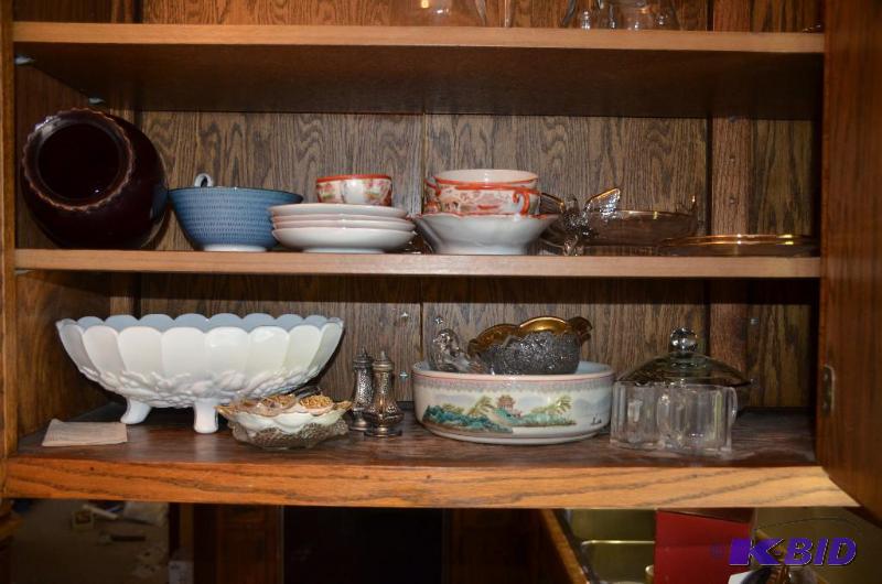 lot 201 image: Large collection of vintage and antique glass...