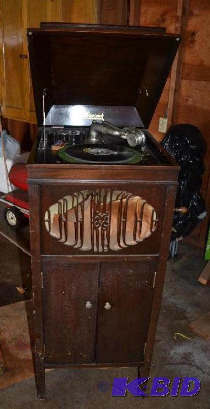 lot 26 image: Vintage Brunswick record player 19x21x47"...
