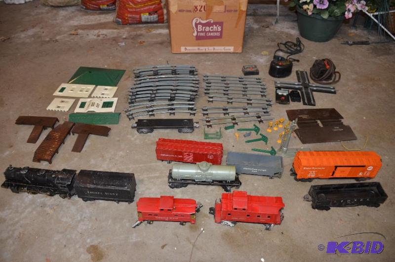 lot 27 image: Vintage Lionel electric train set with engine...