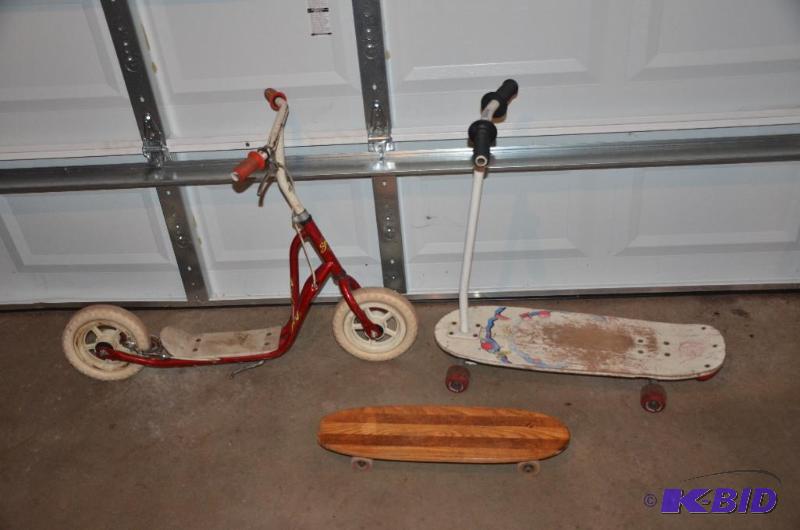 lot 28 image: Vintage Super surfer skateboard 23x7", V...