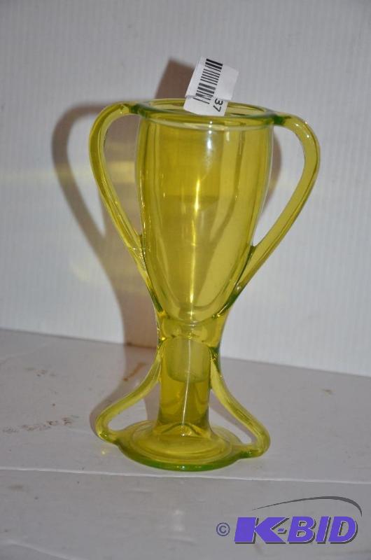 lot 37 image: Vaseline&nbspglass handled vase &nbsp8"...