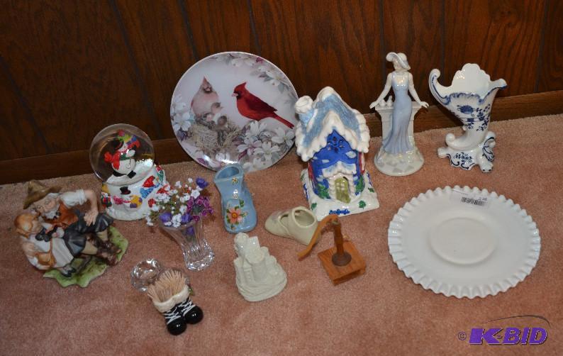 lot 38 image: Lefton GG6139 Old man with girl, snow man mus...