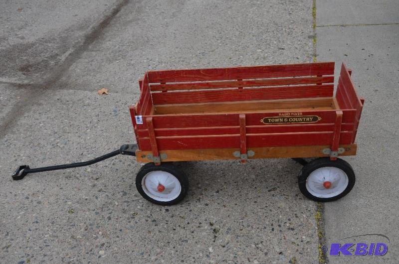 lot 47 image: Radio Flyer Town & Country wooden wagon 3...