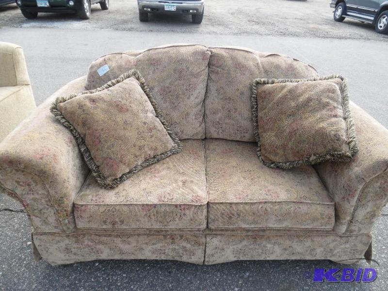 lot 21 image: Loveseat