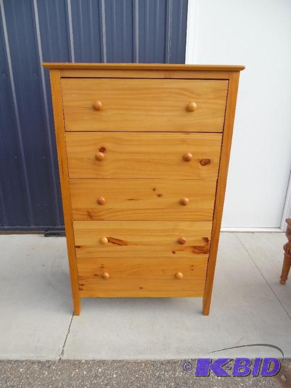 lot 22 image: Dresser