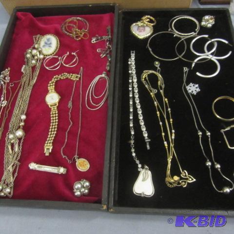 lot 122 image: Costume Jewelry