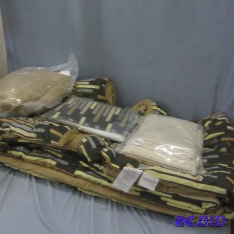 lot 96 image: King Comforter Set