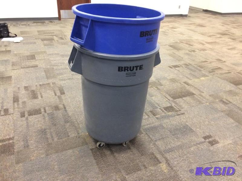 lot 1009 image: 1 gray 1 blue plastic garbage recycling cans