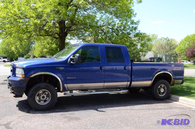 lot 1 image: 2003 Blue Ford F350 Super Duty truck V8 T...