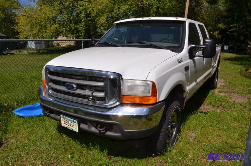 lot 2 image: 2000 White Ford truck F350 4x4 Indicated mi...