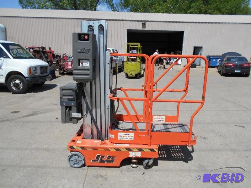 lot 6 image: JLG 12 SP Personnel Lift. Works.