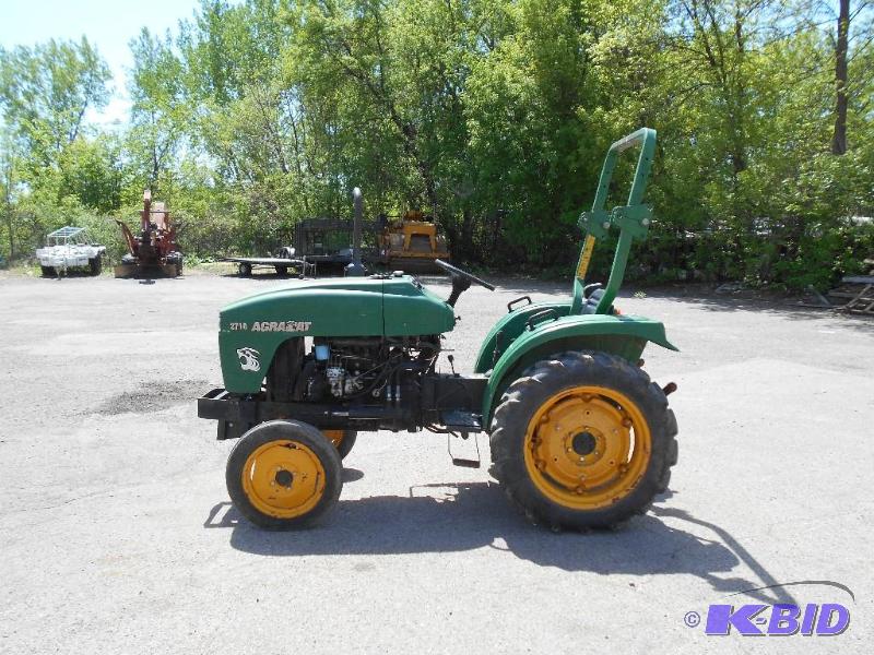 lot 2 image: 2002 Agracat 2710 Tractor. Starts, Runs and Drives.
