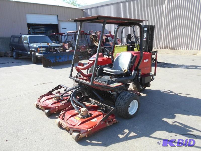 lot 3 image: Toro Groundsmaster 3500-D Lawn Mower. Starts, Runs, Drives and Cuts.