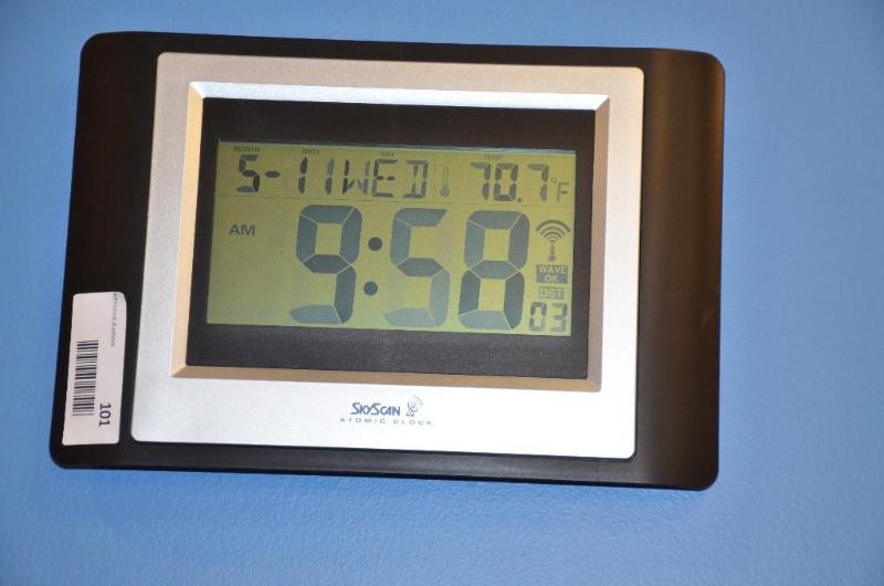 lot 101 image: Skyscan atomic clock model 84063 thermometer...