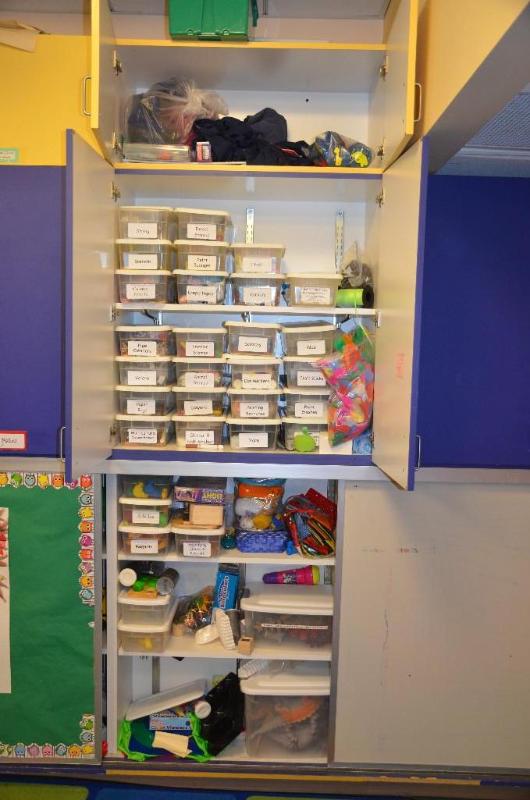 lot 108 image: Contents of cabinet - art  craft supplies - ...