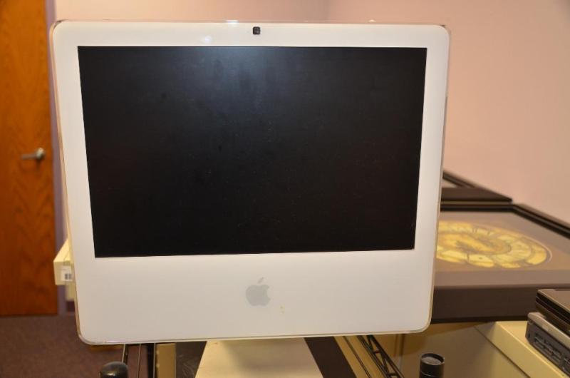 lot 123 image: Apple i Mac computer model A1195. No power co...