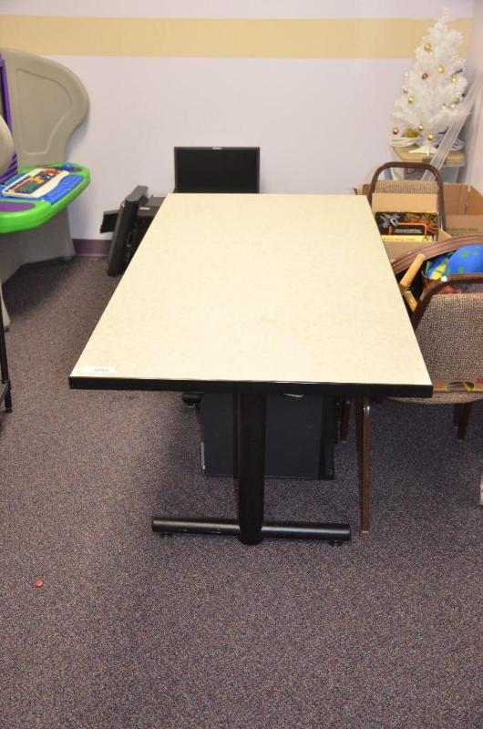 lot 130 image: Table 30x60"...