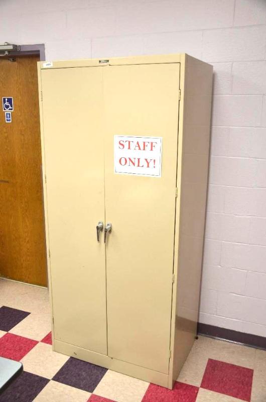 lot 143 image: Tennsco tan metal storage cabinet , 36x24x59&...