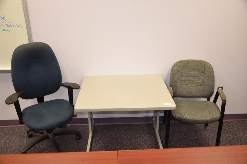 lot 179 image: 2 chairs & 1 desk 24x36"...