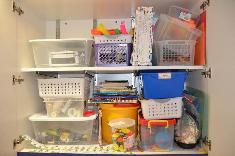 lot 201 image: Contents of shelves - Hot Wheels cars, Patter...