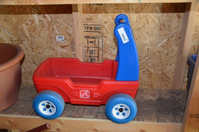 lot 226 image: Step 2 Walker Wagon, toy wagon, 15x22x19"...