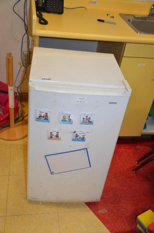 lot 32 image: Kenmore fridge model no. 564.9736269 18x33x18...