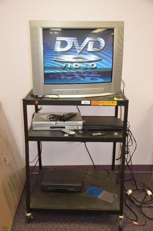 lot 41 image: Rolling AV Cart 43x22x32 Philips TV model27P5...