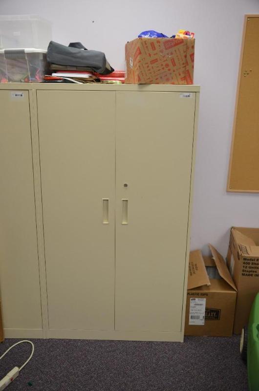 lot 42 image: Metal cabinet 65x36x24" with adjustable ...