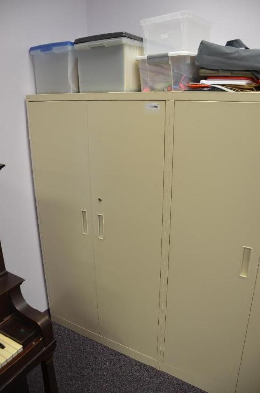 lot 43 image: Metal cabinet 65x36x24" with adjustable ...